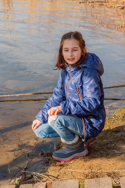 Una Niña Con Abrigo Piel Oveja Ligera Encuentra Orilla Del — Foto de Stock