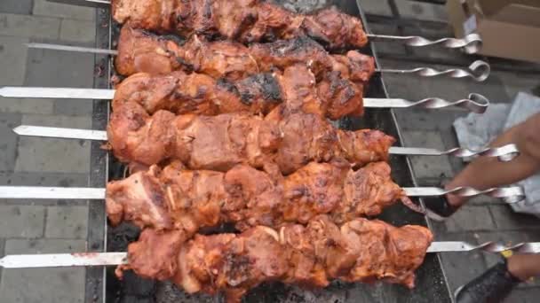 スモーキーなグリルのマリネポーク肉 Shashasha写々者 日本とアジアの写真を バーベキューグリルで揚げ オープングリル 屋外キッチンでおいしいBbqケバブグリル 市内のフードフェスティバル 串焼きやフードコートで焼くおいしい料理 — ストック動画