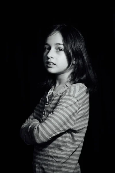 Πορτρέτο Ενός Εννιάχρονου Γυναικείου Παιδιού Μαύρο Φόντο Σκοτεινό Προσωπογραφία Έννοια — Φωτογραφία Αρχείου