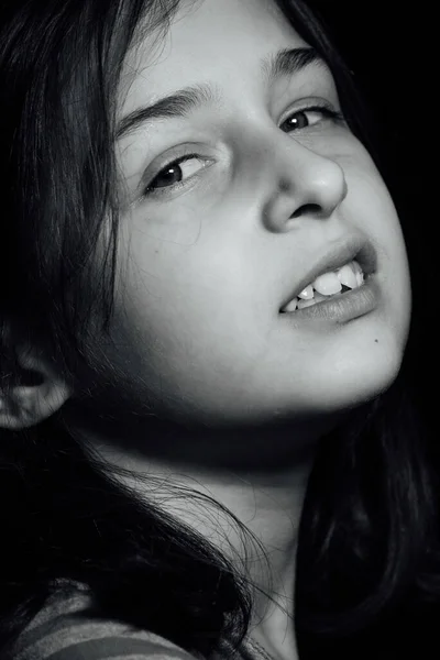 Retrato Uma Criança Sexo Feminino Anos Com Fundo Preto Escuro — Fotografia de Stock