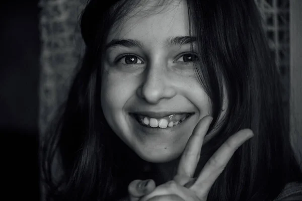 Portrét Devítileté Holčičky Černým Pozadím Tmavé Portrétní Koncept Dítěte Dívka — Stock fotografie