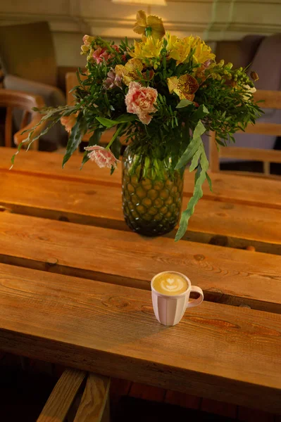 Una Taza Café Capuchino Caliente Sobre Una Mesa Madera Cappuccino — Foto de Stock