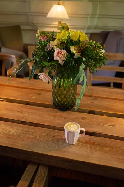 Una Taza Café Capuchino Caliente Sobre Una Mesa Madera Cappuccino — Foto de Stock