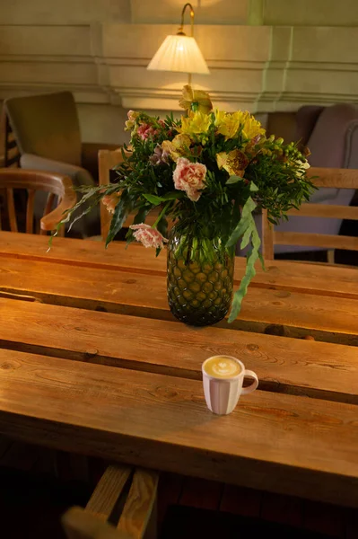 Una Taza Café Capuchino Caliente Sobre Una Mesa Madera Cappuccino — Foto de Stock