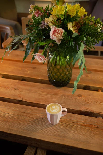 Una Taza Café Capuchino Caliente Sobre Una Mesa Madera Cappuccino — Foto de Stock