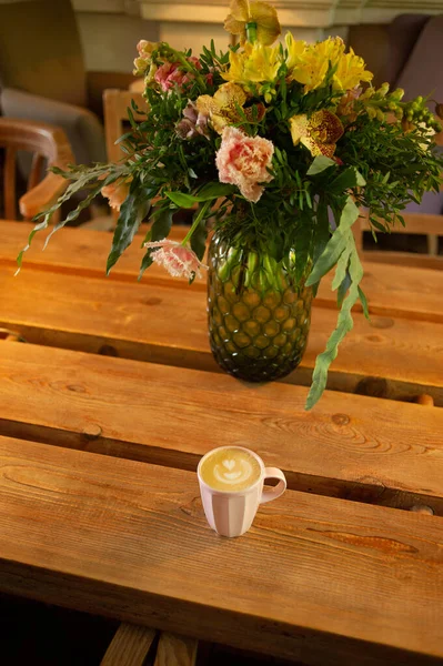 Una Taza Café Capuchino Caliente Sobre Una Mesa Madera Cappuccino — Foto de Stock
