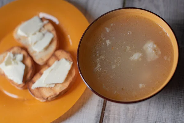 Sopa Frango Com Macarrão Mesa Sopa Massas Pão Manteiga — Fotografia de Stock