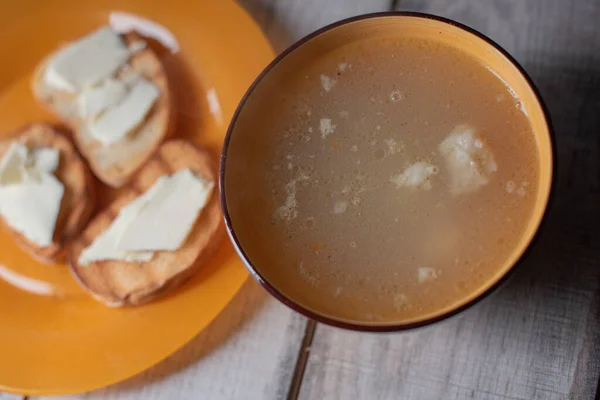 Makarnalı Tavuk Çorbası Makarna Çorbası Ekmek Tereyağı — Stok fotoğraf