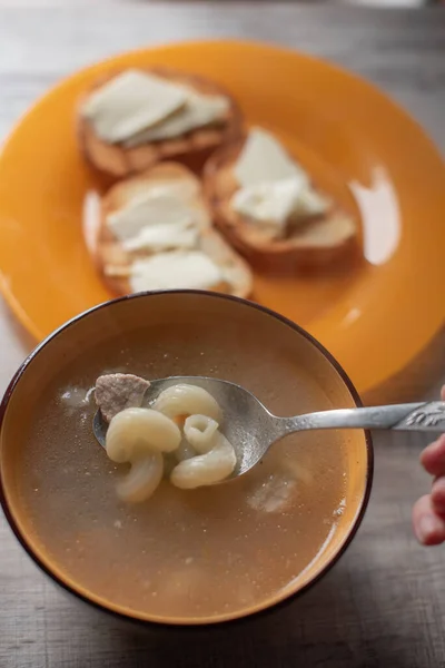 Kippensoep Met Pasta Tafel Pastasoep Brood Boter — Stockfoto