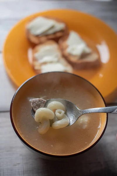 Kippensoep Met Pasta Tafel Pastasoep Brood Boter — Stockfoto