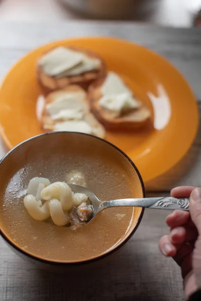 Kippensoep Met Pasta Tafel Pastasoep Brood Boter — Stockfoto