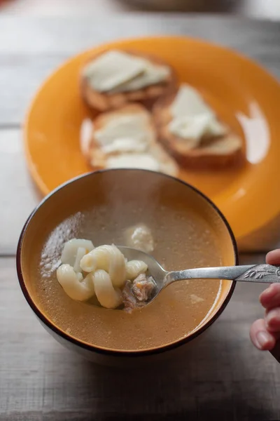 Kippensoep Met Pasta Tafel Pastasoep Brood Boter — Stockfoto