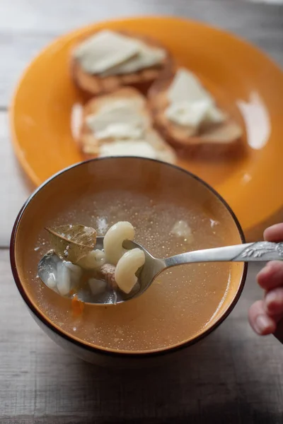 Kippensoep Met Pasta Tafel Pastasoep Brood Boter — Stockfoto