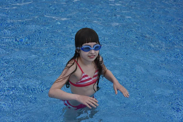 Girl Swims Pool Glasses Girl Teenager Wearing Waterproof Glasses Pool — Stock Photo, Image