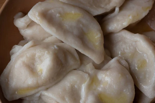 Vareniks 斯拉夫食物 乌克兰人传统的菜 食品摄影 面粉产品 饺子加黄油 — 图库照片