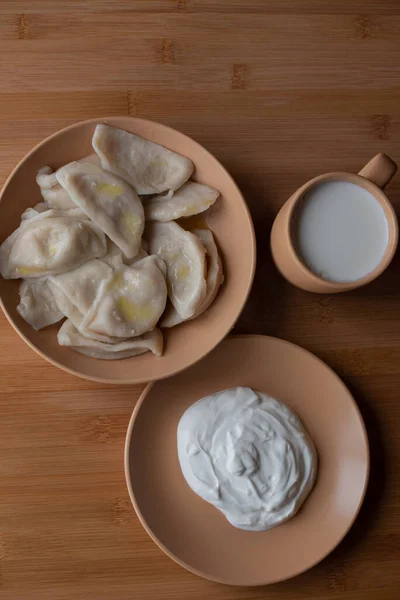 Vareniks Slavisch Voedsel Oekraïens Traditioneel Gerecht Voedselfotografie Meelproducten Knoedels Met — Stockfoto