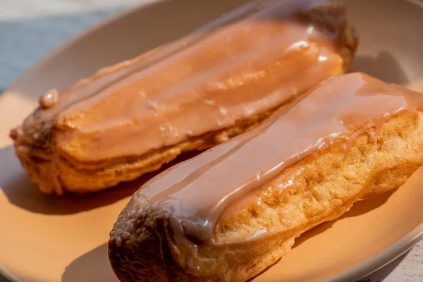 Puddingkuchen Mit Sahne Puddingkuchen Übergossen Mit Braunem Und Weißem Zuckerguss — Stockfoto