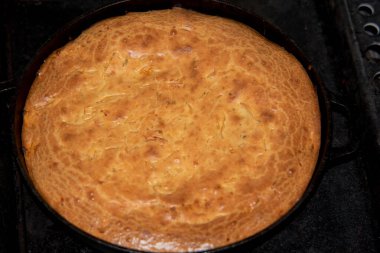 Lahana ve havuçlu taze Rus turtaları. Lahanalı turta.