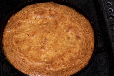 Lahana ve havuçlu taze Rus turtaları. Lahanalı turta.