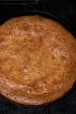 Lahana ve havuçlu taze Rus turtaları. Lahanalı turta.