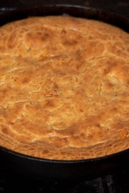 Lahana ve havuçlu taze Rus turtaları. Lahanalı turta.