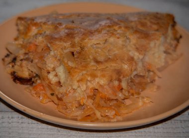 Lahana ve havuçlu taze Rus turtaları. Lahanalı turta.