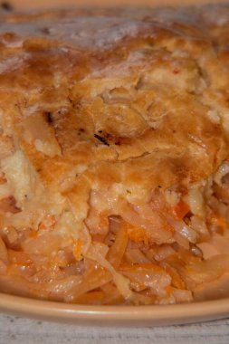 Lahana ve havuçlu taze Rus turtaları. Lahanalı turta.