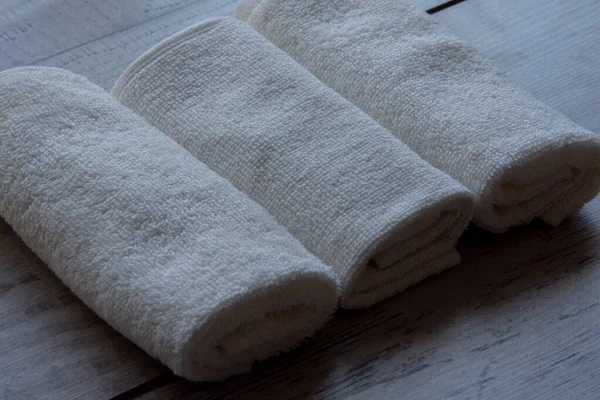 Белые Полотенца Beautiful Matched Clean New Towels Table Концепция Салона — стоковое фото