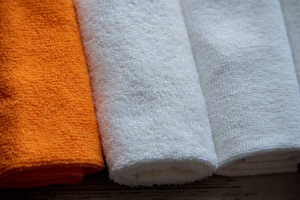 Белые Полотенца Beautiful Matched Clean New Towels Table Концепция Салона — стоковое фото