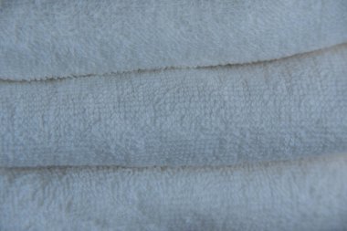 Beyaz Havlular. Masadaki temiz ya da yeni havlularla çok uyumlu. Otel Temizliği Güzellik Salonu