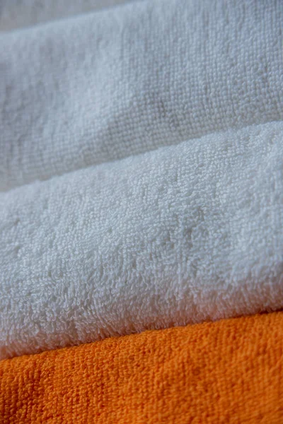 Белые Полотенца Beautiful Matched Clean New Towels Table Концепция Салона — стоковое фото