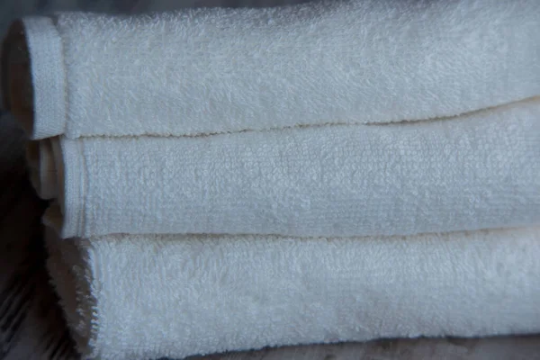 Белые Полотенца Beautiful Matched Clean New Towels Table Концепция Салона — стоковое фото