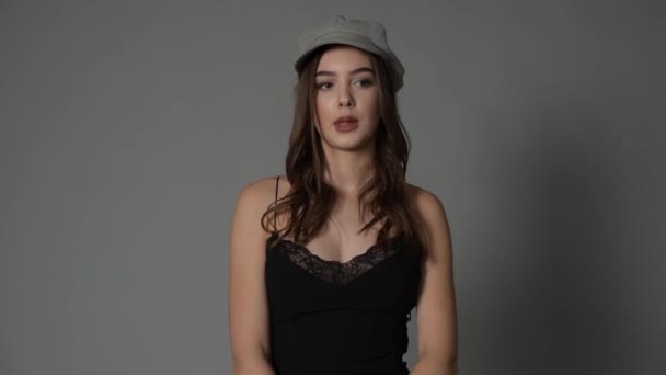 Jeune Femme Glamour Porte Une Robe Mode Posant Avec Des — Video