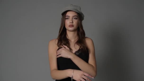 Femeia Tânără Strălucitoare Poartă Rochie Modă Pozând Părul Fluturător Peretele — Videoclip de stoc