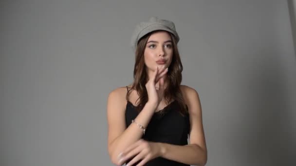 Femeia Tânără Strălucitoare Poartă Rochie Modă Pozând Părul Fluturător Peretele — Videoclip de stoc