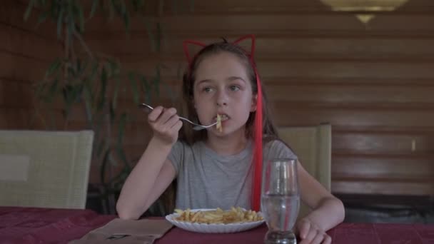 Niña Comiendo Papas Fritas Restaurante Comida Rápida Chica Comiendo Papas — Vídeos de Stock