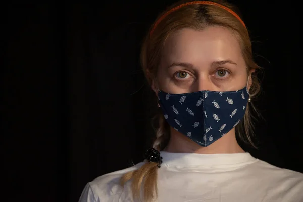 Donna Con Una Maschera Protettiva Giovane Donna Che Indossa Maschera — Foto Stock