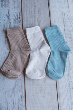 Güzel forma çorapları. Yukarıdan bak. Ahşap bir arka planda bir sürü çorap. Farklı renkte çoraplar ve desenler. Soğuk mevsimler için kıyafetler. Örgü elbise. Süslü çoraplar..