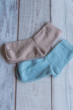 Güzel forma çorapları. Yukarıdan bak. Ahşap bir arka planda bir sürü çorap. Farklı renkte çoraplar ve desenler. Soğuk mevsimler için kıyafetler. Örgü elbise. Süslü çoraplar..