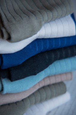 Güzel forma çorapları. Yukarıdan bak. Ahşap bir arka planda bir sürü çorap. Farklı renkte çoraplar ve desenler. Soğuk mevsimler için kıyafetler. Örgü elbise. Süslü çoraplar..