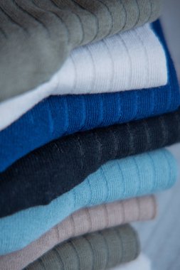 Güzel forma çorapları. Yukarıdan bak. Ahşap bir arka planda bir sürü çorap. Farklı renkte çoraplar ve desenler. Soğuk mevsimler için kıyafetler. Örgü elbise. Süslü çoraplar..