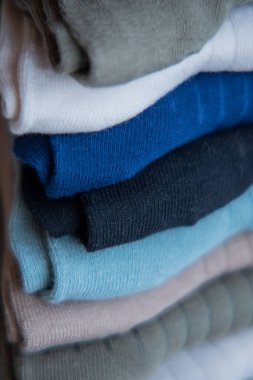 Güzel forma çorapları. Yukarıdan bak. Ahşap bir arka planda bir sürü çorap. Farklı renkte çoraplar ve desenler. Soğuk mevsimler için kıyafetler. Örgü elbise. Süslü çoraplar..