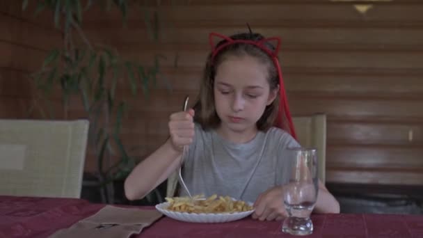 Маленька Дівчинка Їсть Картоплю Фрі Ресторані Швидкого Харчування Дівчина Їсть — стокове відео