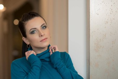 Mavi elbiseli genç kız. İçerideki mavi elbiseli sarışın. Düşünceli model. Modern bir bayanın duyguları. Genç kadın portresi. Portre. 20-21 yaşlarında güzel bir kadın..