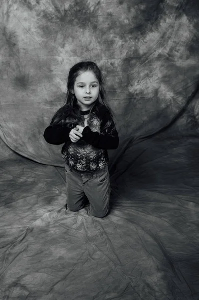 Мила Дівчинка Маленька Дівчинка Квітка Студії Дитина Квітами Руках — стокове фото