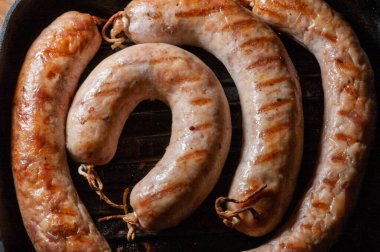 Barbekü ızgarasında taze sosis. Izgara sosis. Et yemeği fotoğrafçılığı