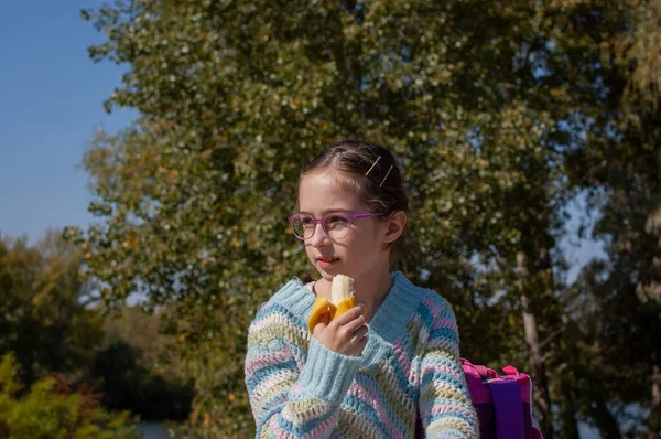 Une Écolière Qui Mange Une Banane Dans Rue Les Enfants — Photo