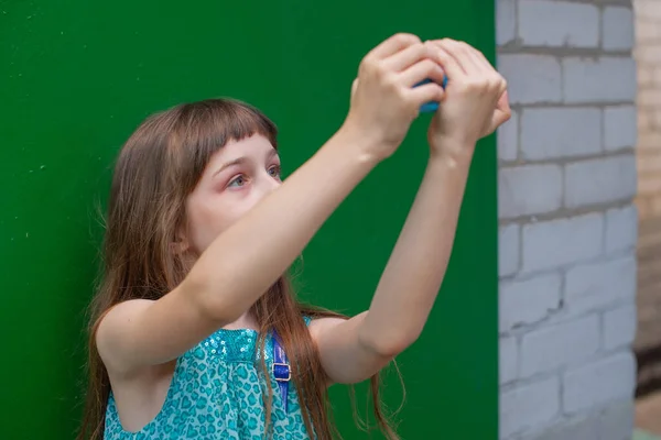 Söt Liten Flicka Med Hjälp Smartphone Grön Bakgrund Liten Flicka — Stockfoto