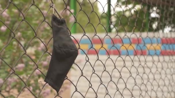 의료용 마스크가 가시철조망에 전염병 유행하는 동안에는 격리의 나라들의 국경을 울타리에 — 비디오