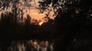 Nehirde gün batımı. Doğa akşamı gün batımı. Dışarısı kararıyor. Akşam nehri